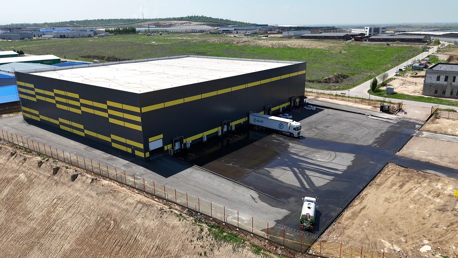 Склад 2 класса А — Almaty Logistics Park, фасад с доклевеллерами